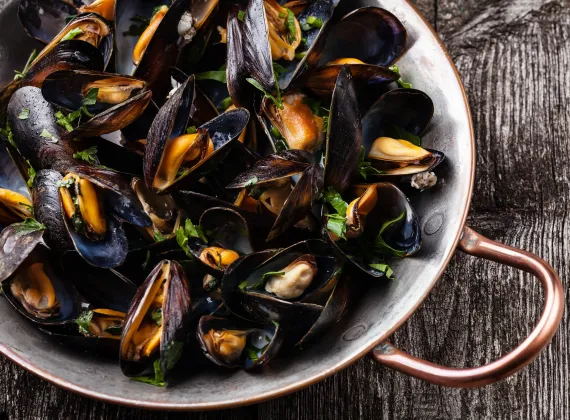 A plate of cooked mussels.